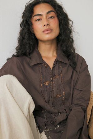 Shpresa x NA-KD - Bluse med broderi og lange ermer - Skjorter - Brun - EU 36