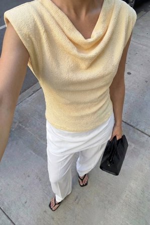 NA-KD Strukturerad topp med axelvadd - Ärmlösa toppar - Gul - S