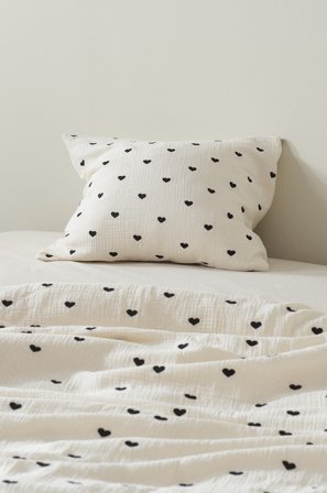 Jotex - Putevar - Økologisk Hvit/svart - HEARTS - Kjøp Sengesett til barn hos Jotex