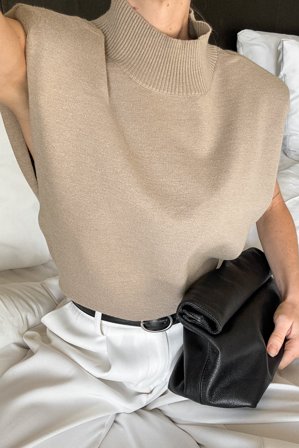 NA-KD Knitted High Neck Shoulder Pad Top - Strikkede toppe - Beige - S