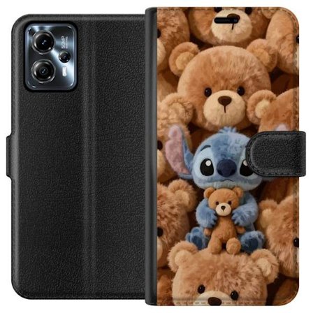 Kompatibel Tegnebogsetui til Motorola Moto G13 Stitch omgivet af brune teddybjørne med en lille teddybjørn i armene i en sød og hyggelig kawaii-design