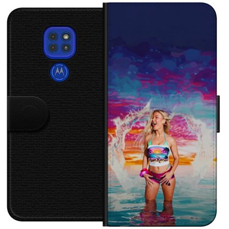 Kompatibel Tegnebogsetui til Motorola Moto G9 Play Blond kvinde i farverigt strandtøj, der leger i havet ved solnedgang