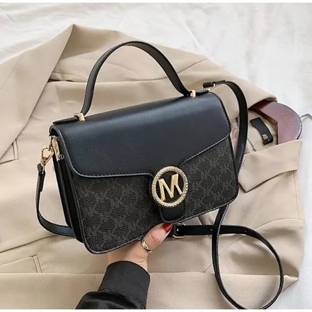 Nytt modemärke Bokstäver Hand Bill Axelremsväska Liten fyrkantig väska Handväska Enkel textur Messenger Bag Designer Damväska Svart