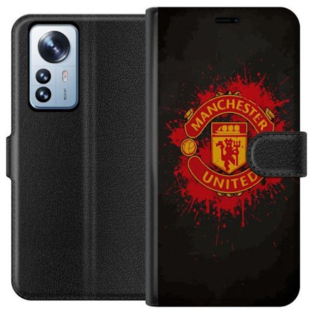 Kompatibelt Lommeboketui til Xiaomi Xiaomi 12 Pro Manchester United logo i rød og gul farge med røff sportslig bakgrunn