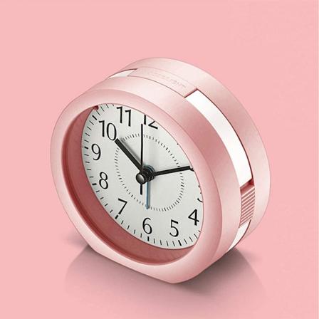 Analog Alarmur, 4 tommer Super Stille Ikke-tikkende Lille Ur med Snooze og Natlampe, Batteridrevet Rejsealarmur, Si