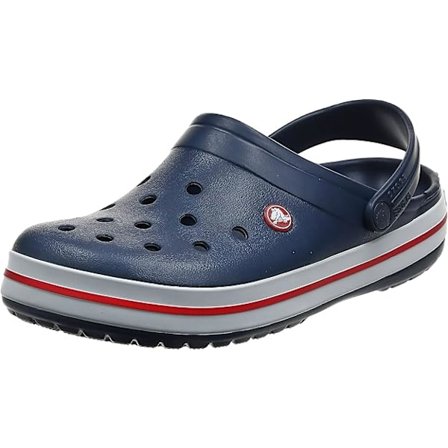 Klassiska vandringsskor med en solid sula, kamelfärgade strandsandaler med en tjock sula, halkfria skor med hål