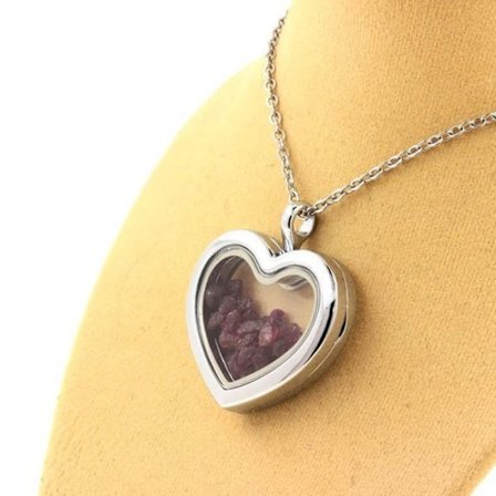 Stenar och mineraler. Rå rubin halsband. Hjärta modell.