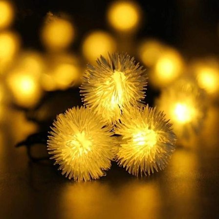 LED ljusslinga med fluffiga bollar för trädgård, juldekoration, batteridriven