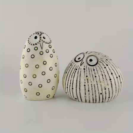 Dette to-delers settet med uglefigurer i resin er perfekt for å dekorere stuer og soverom.