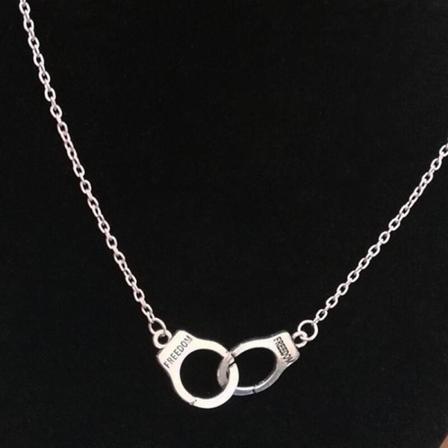 Men Statement Poker Lucky Spades hänge Halsband Röd Svart Silver Färg Rostfritt stål Långkedja Halsband Smycken handcuff