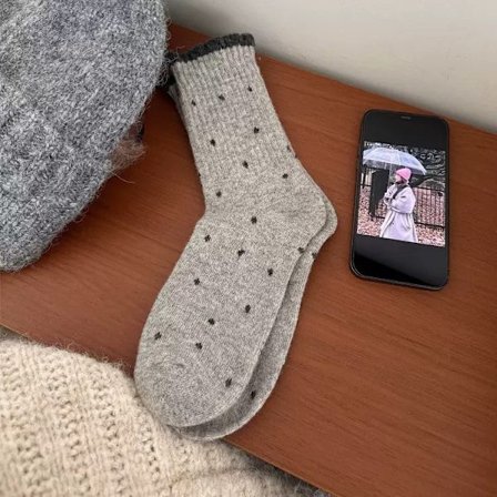 Varme slouch-sokker i koreansk stil, alsidige polka dot mid-calf sokker, Lysegrå