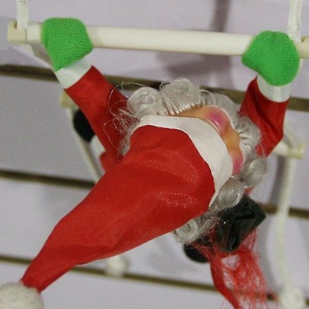 Julemann som klatrer i trapper Trepynt Stor