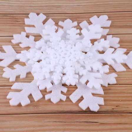 Talviset jouluriipuskoristeet lumihiutaleilla, jouluisiin talvilomajuhliin ja kodin koristeisiin