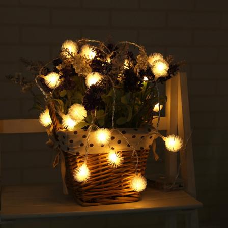 Solcellelyskjede 30 LED 6,5 m 8 moduser Pelsball Varmhvit
