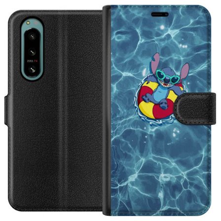 Kompatibelt Lommeboketui til Sony Xperia 5 IV Sommersol illustrasjon av Stitch som flyter i bassenget på en badering sett ovenfra