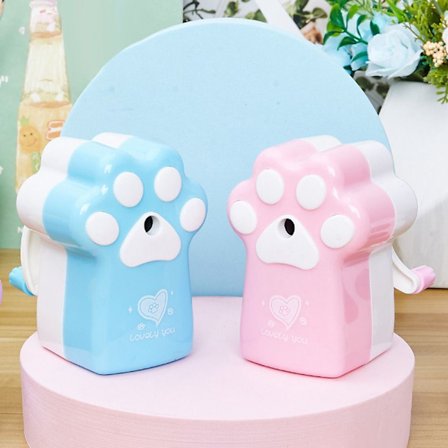 Söpö kissan kynsien mekaaninen lyijykynän teroitin syöttyy automaattisesti lyijyyn