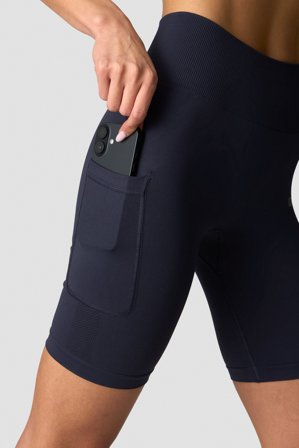 ICANIWILL - Define Seamless Pocket Biker Shorts Navy - Kortbyxor - Dam - Träningskläder från ICIW