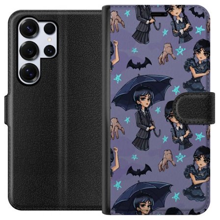 Kompatibel Tegnebogsetui til Samsung Galaxy S25 Ultra Onsdag Addams plakat tegneserie lilla baggrund flagermus hånd Ting gotisk sød Netflix-serie de