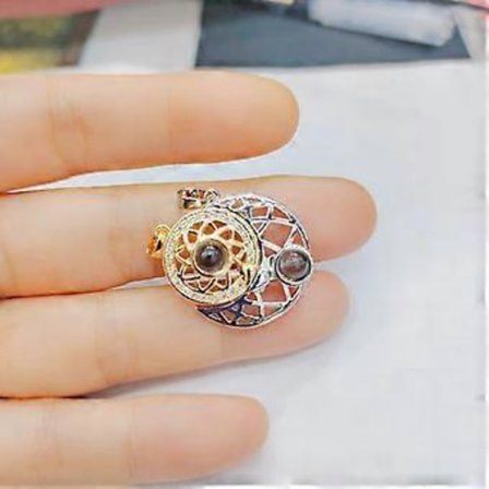 Ett par fashionabla manliga studenter kärleksminne projektion sol måne stjärna hänge skarvad fas attraktion nyckelbenskedja (tvåfärgad)