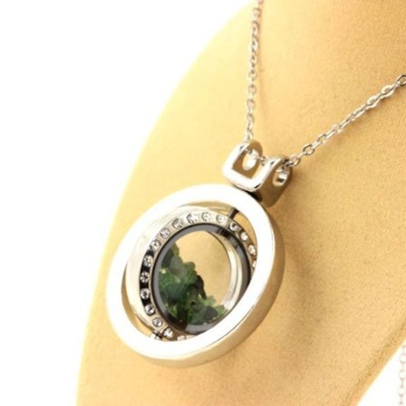 Sten og mineraler. Rå Tsavorite granat halskæde. Sfærisk timeglasmodel.