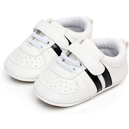 Vauvan poika tyttö ensimmäiset kävelykengät vauvan liukastumisenesto kouluttaja hiipiä