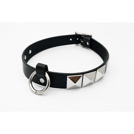 Svart choker med firkantede nagler og metallring
