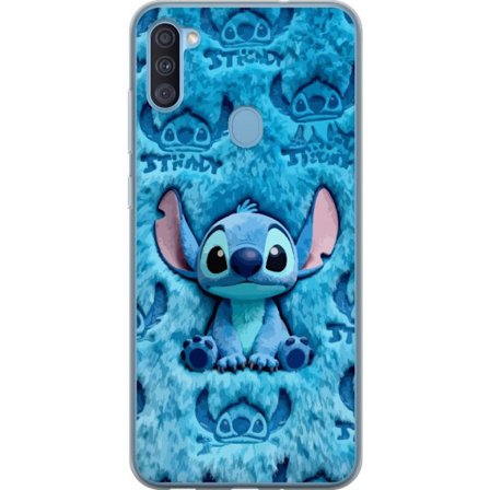 Samsung Galaxy A11 Gennemsigtig cover Stitch sidder på fluffy blåt mønster med sit ansigt og ører gentaget som tekstur, hvilket skaber et sødt og