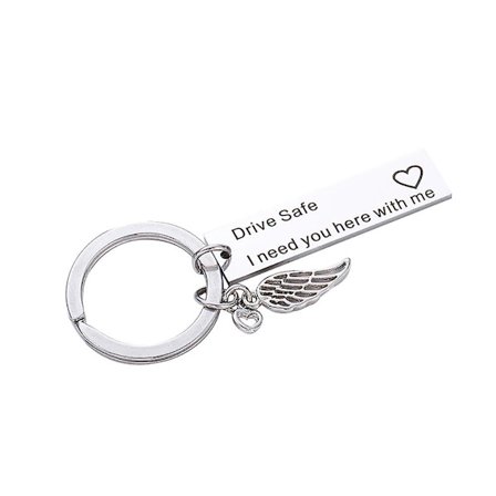 Aja turvallisesti -avainperä, jossa kirjaimet ja siipikoriste, DIY