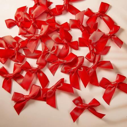 24 självhäftande satinslöjfbågar för DIY-hantverk Alla hjärtans dag Baby shower Korttillverkning Prydnader, 5 cm bredd (röd)