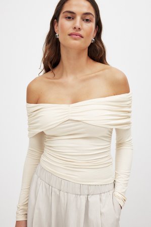 NA-KD Soft Line Off Shoulder Top - Rynkede toppe - Råhvid - M