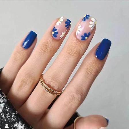 Yllään lyhyt sininen ja valkoinen kukka Nail Piece Nail P24 kpl