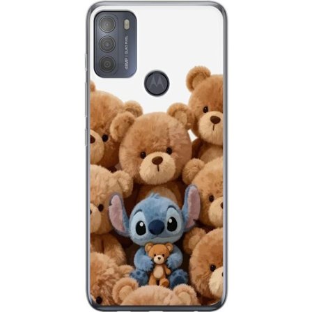 Kompatibel Mobilcover til Motorola Motorola Moto G50 Sød og sikker illustration med Stitch omgivet af bamser, der skaber en varm og legende følelse