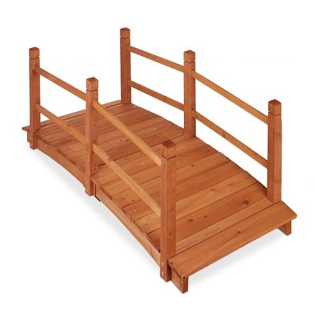 Puinen silta lammen yli kaiteella