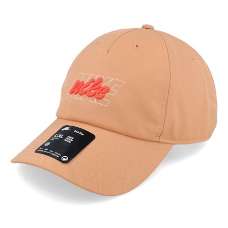 Nike - Rosa Unconstructed Cap - Club Cap CB GFX Amber Brown/Bright Crimson Dad Cap @ Hatstore