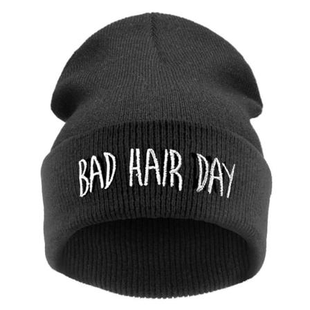 Mössa Acrylic med texten “BAD HAIR DAY” - svart svart