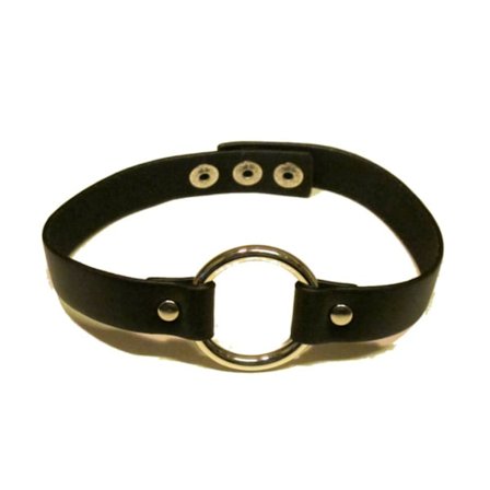 Svart läderhalsband med ring