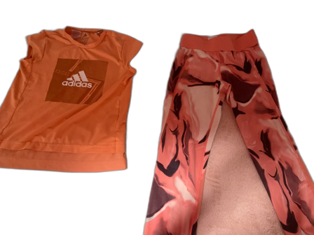 Ett pyjamas- gympa sett.