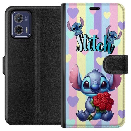 Kompatibelt Lommeboketui til Motorola Moto G73 Romantisk illustrasjon av Stitch som holder røde roser mot stripet bakgrunn