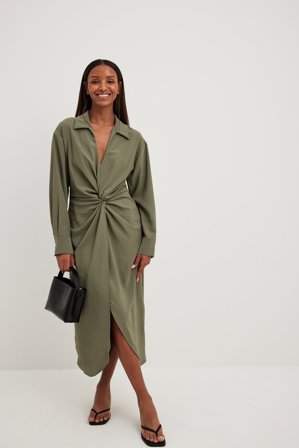 NA-KD - Midiskjortekjole som er vridd foran - Skjortekjoler - Grønn - EU 34