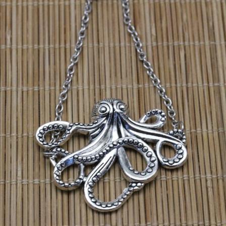 Goottilainen pohjoismainen mytologia mustekala meridemoni Clacken Vintage-tyyli käsin koristeltu mustekala nieleminen Ancient Silver