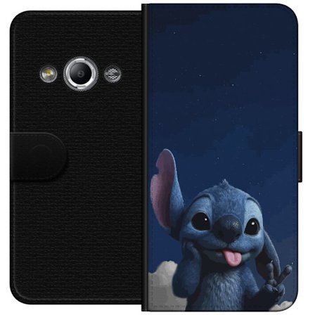 Yhteensopiva Lompakkokotelo Samsung Galaxy Xcover 3 Stitch poseeraa leikkisästi tähtien ja pilvien alla yön taivaalla, näyttäen kieltä ja tehden