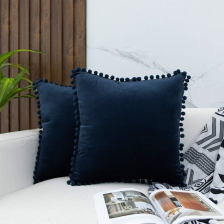 IC Dekorative putetrekk i fløyel med søte pom poms, pakke med 2 myke putetrekk for sofa, 18x18 tommer, mørk blå