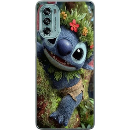 Kompatibelt Mobildeksel til Motorola Motorola Moto G62 5G Glad blå fantasiskapning med blomsterkrans klatrer lekent i trær, lekent naturmotiv med ev