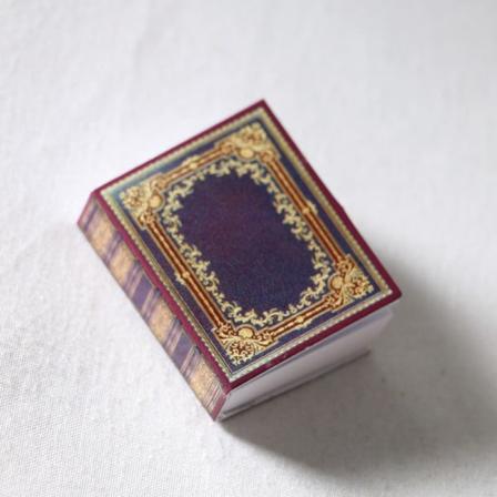 Miniatyrmøbler Leketøy Dukker Hus DIY dekorasjonstilbehør Mini 1:12 klassisk flippbok Purple