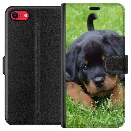 Kompatibelt Lommeboketui til Apple Apple iPhone SE (2020) Rottweilervalp i grønt gress med mørke markerte trekk, søtt utseende og mykt pels, detalj