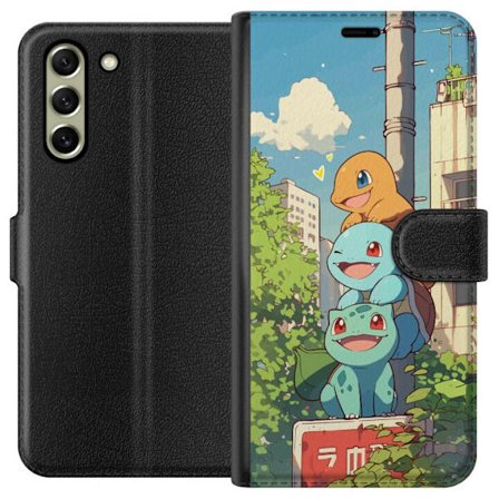 Kompatibelt Lommeboketui til Samsung Galaxy S21 FE 5G Bytrio tre glade små skapninger i et urbant miljø med blå himmel og grønne trær