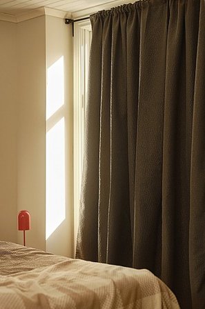 Jotex - Mørklægningsgardin - 1 Længde - Ekstra Bredde Mørk olivengrøn - NOCTIS - Køb Multifunktionsgardiner hos Jotex