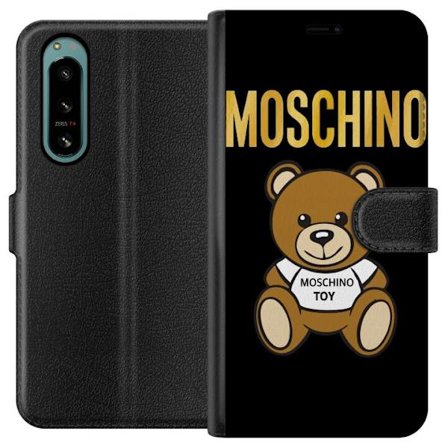 Kompatibelt Plånboksfodral till Sony Sony Xperia 5 IV Moschino-inspirerad nallebjörn med text på tröjan, centrerad mot svart bakgrund med tydlig m
