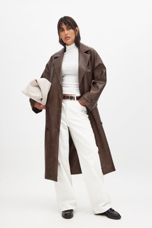 NA-KD Taillierter Trenchcoat aus PU mit Gürtel - Trenchcoats - Braun - EU 40