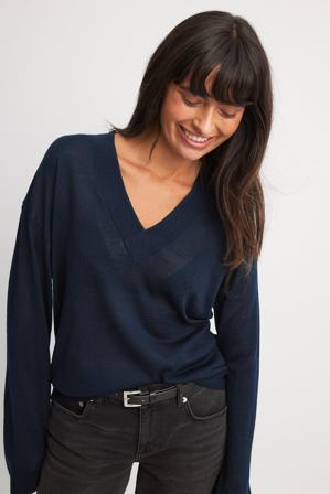 Mariona Autran x NA-KD Pull oversize en maille de laine mélangée à col V - Tricot fin - Bleu Marine - Small